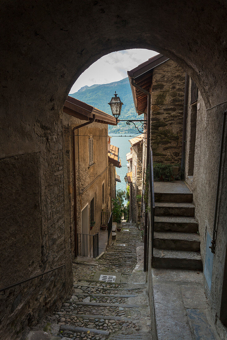 Gasse im mittelalterlichen Dorf von Corenno Plinio, Dervio, Comer See, Lecco-Provinz, Lombardei, Italien