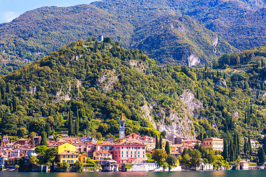 Blick auf ikonische Dorf von Varenna vom Comer See aus, Provinz Lecco, Lombardei, Italien