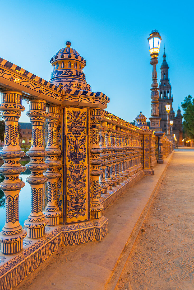 Dekorierte Keramikbalustrade und Balkon der typischen Brücke am Kanal, Plaza de Espana, Sevilla, Andalusien, Spanien