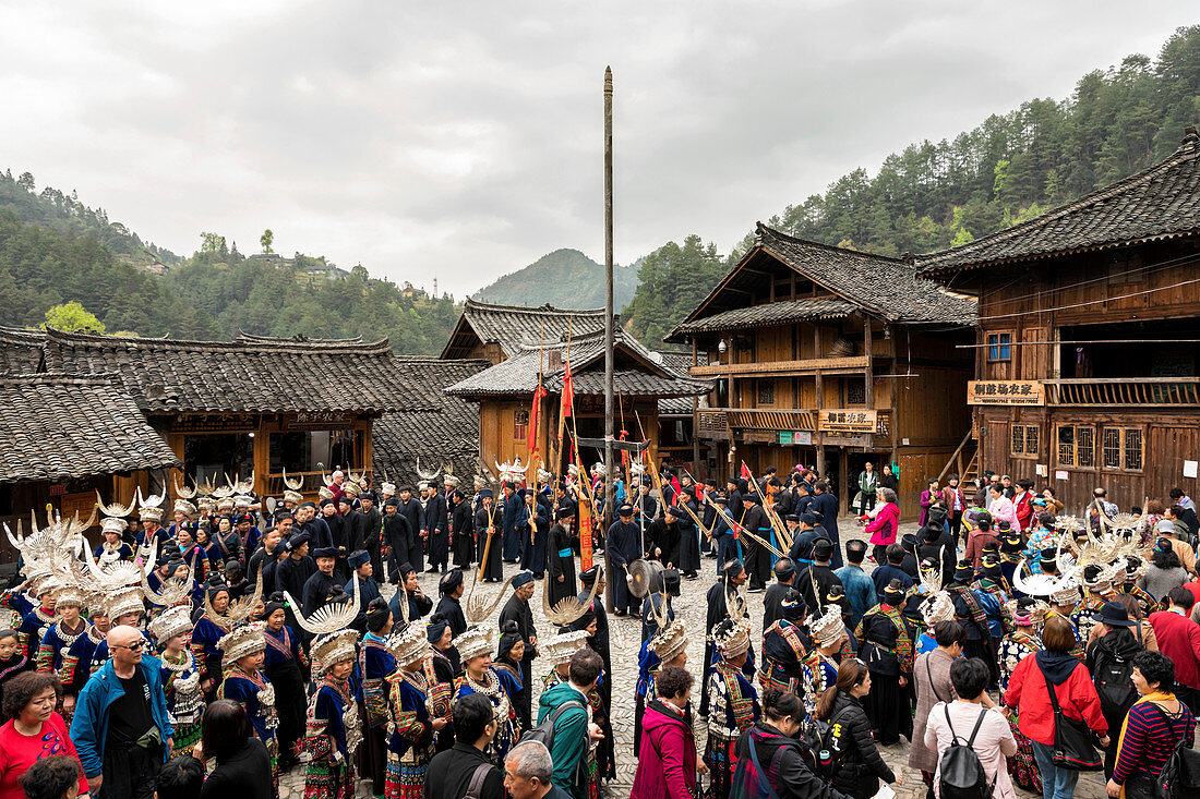Tanzende Miao-Leute im Langde Village, Guizhou, China