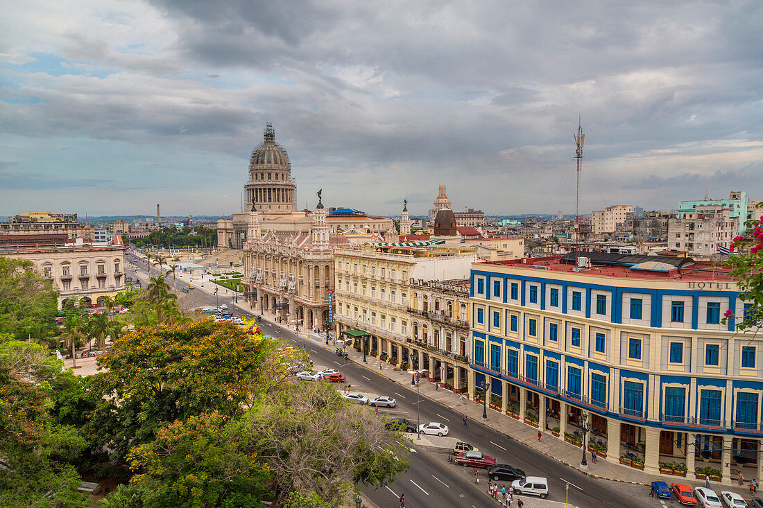 Dachansicht des Kapitols (Capitolio Nacional) und des Hotels Inglaterra am Parque Central in Old Havana, Havanna, Provinz Havanna, Kuba