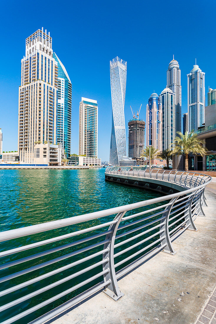 Der Jachthafen von Dubai und die Skyline von Dubai, Vereinigte Arabische Emirate