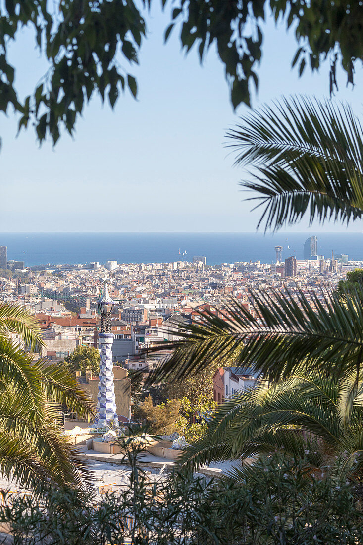 Blick über Parc Guell auf die Stadt, Barcelona, Katalonien, Spanien