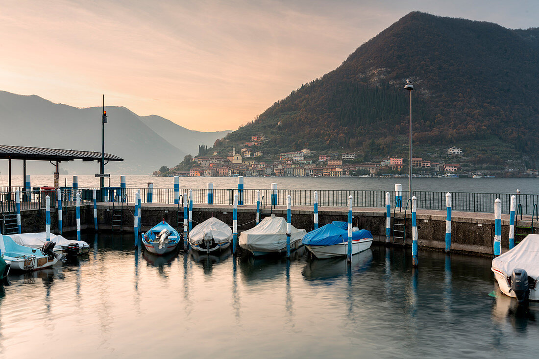Boote im Hafen von Sulzano am Iseosee, Provinz Brescia, Lombardei, Italien, Europa