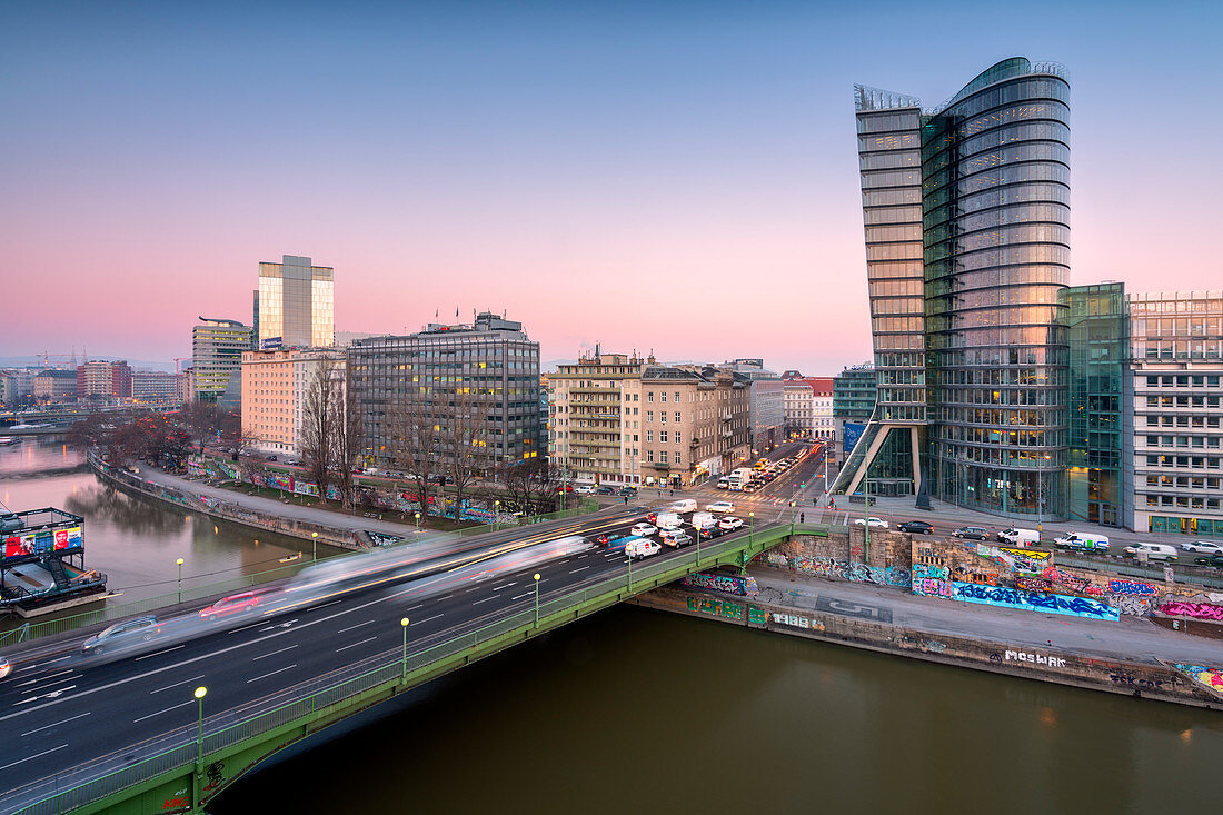 Blick von der Urania Kuppel auf den Uniqa Turm bei Sonnenaufgang, Wien, Österreich, Europa