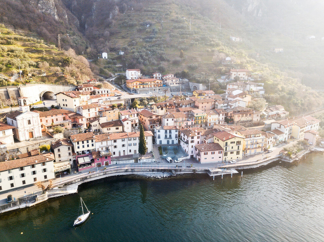 Das Dorf von Vello in der Dämmerung, Iseo See in Provinz Brescia in der Lombardei, Italien, Europa