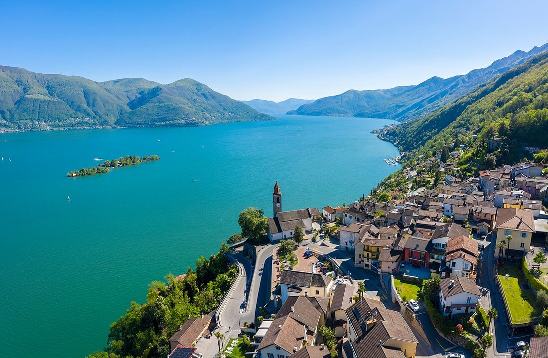Luftaufnahme der Stadt Ronco sopra Ascona und der Brissago-Inseln und des Lago Maggiore, Kanton Tessin, Schweiz