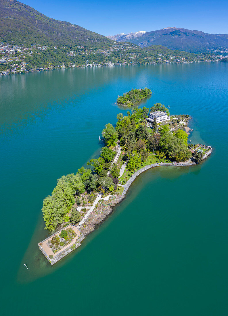 Luftaufnahme der Brissago-Inseln in der Nähe von Ascona, im nördlichen Teil des Lago Maggiore, Kanton Tessin, Schweiz