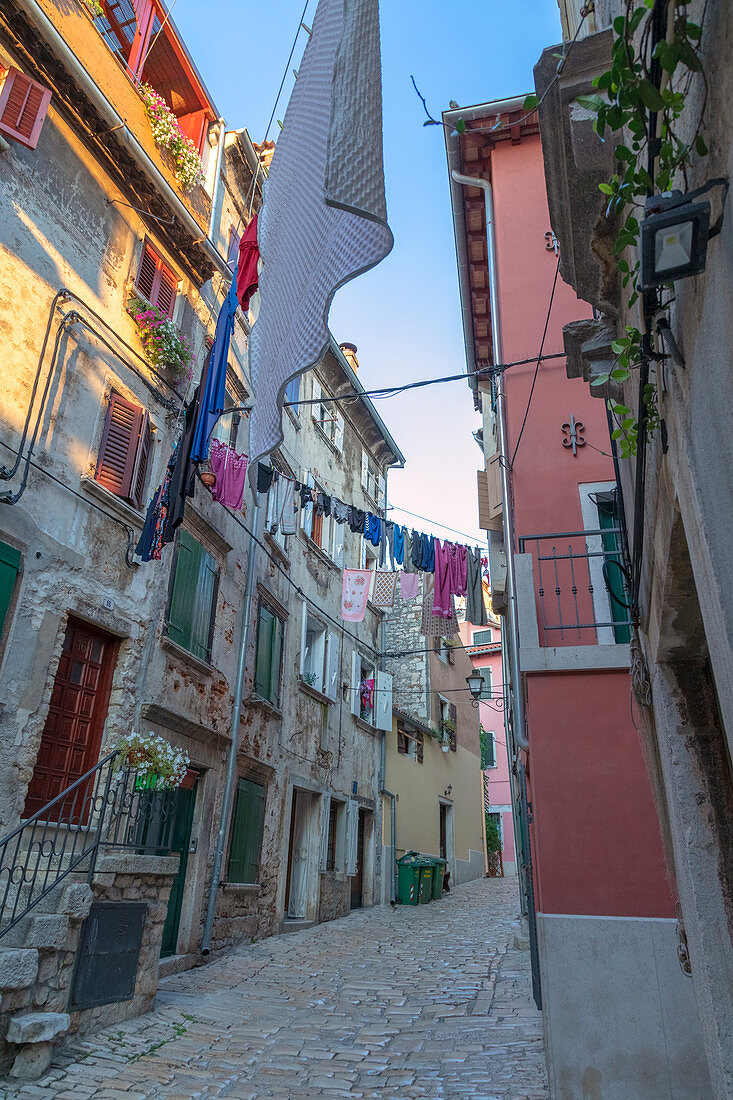 Rovinj - Rovigno, eine Gasse in der Altstadt, Istrien, adriatische Küste, Kroatien
