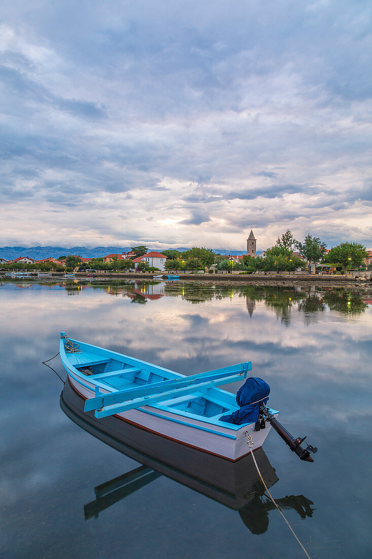Kleines Fischerboot verankert in der Bucht vor Nin, im Hintergrund die Berge des Velebit, Nin, Zadar, Dalmatien, Kroatien