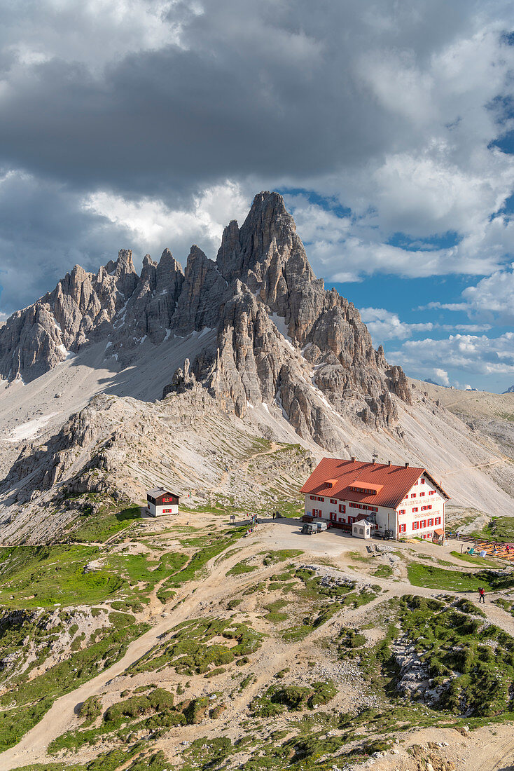 Der Monte Paterno und die Schutzhütte Locatelli, Sexten, Provinz Bozen, Dolomiten, Südtirol, Italien