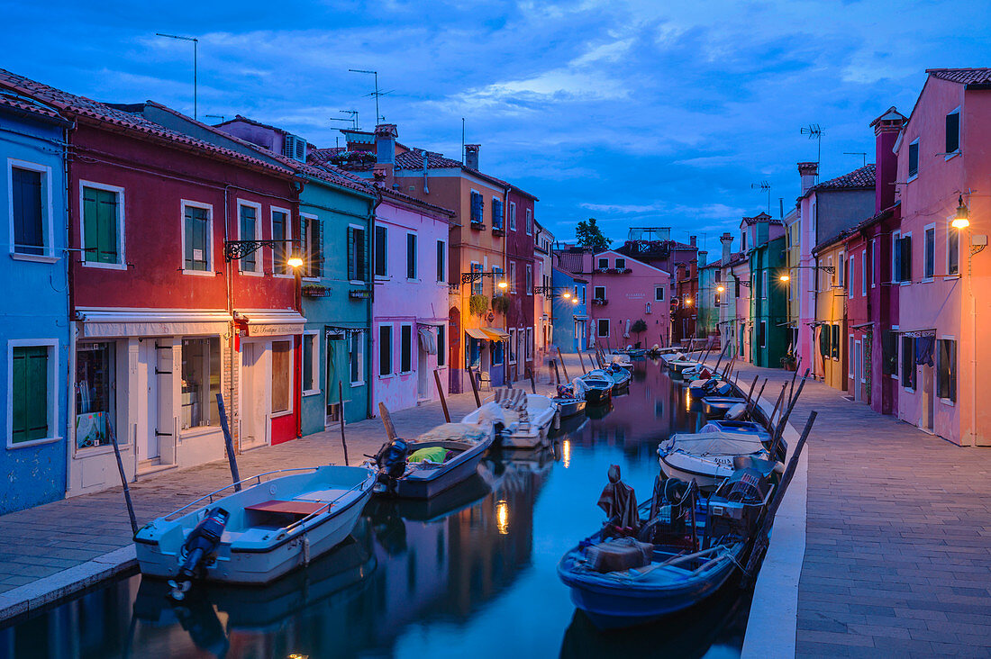 Fondamenta di Cavanella an der Dämmerung, Burano, Venedig, Italien, Europa