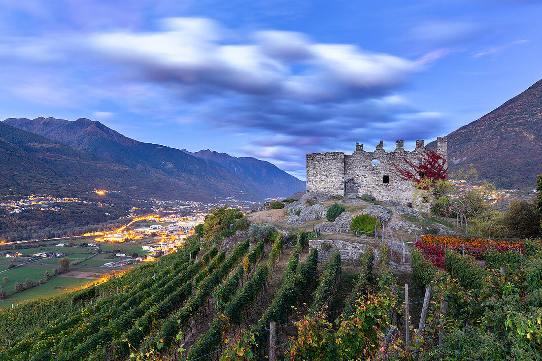 Grumello Schloss in der Abenddämmerung, Sondrio, Veltlin, Lombardei, Italien, Europa