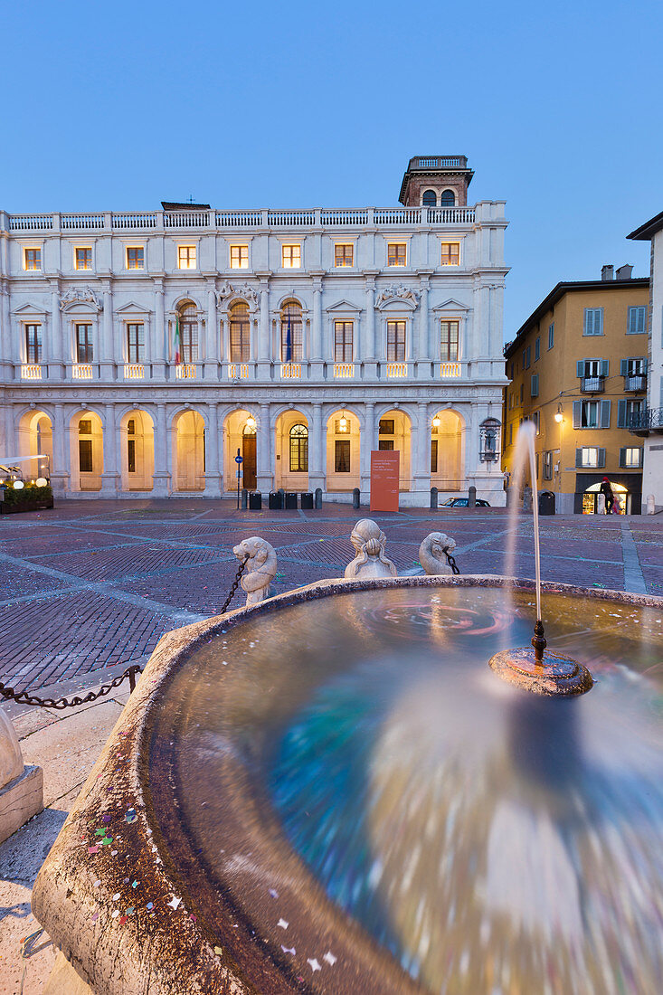Fontana del Contarini und Palazzo Nuovo (neuer Palast) während der Dämmerung, Bergamo, Lombardei, Italien
