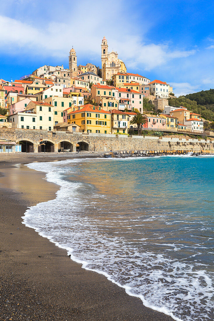 Wellen brechen am Strand bei Cervo, Provinz Cervo, Imperia, Ligurien, Italien, Europa