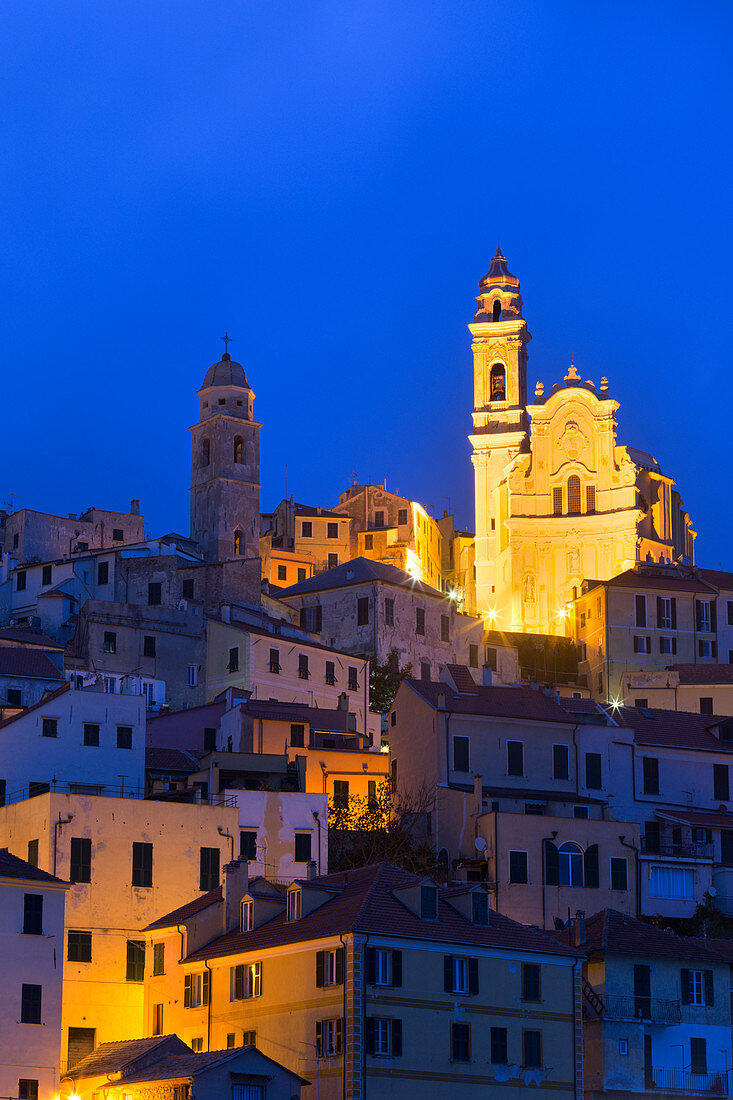 Historisches Zentrum von Cervo in der Abenddämmerung, Provinz Cervo, Imperia, Ligurien, Italien, Europa