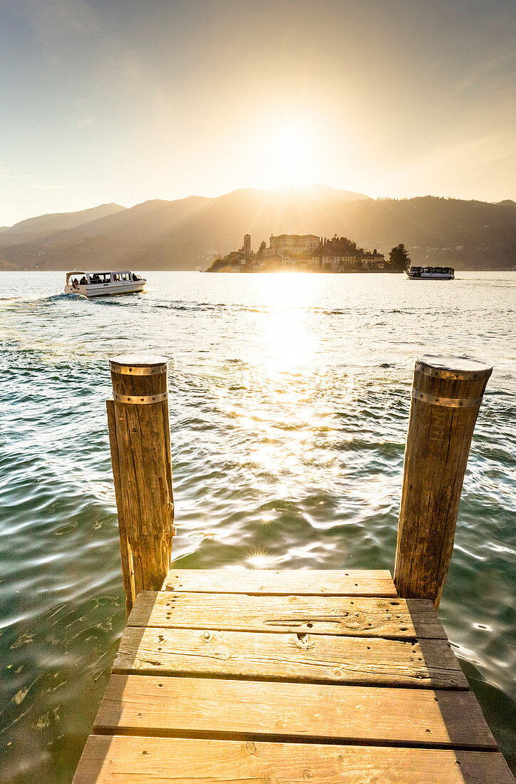 Sonne bei Sonnenuntergang vor der Insel San Giulio, Orta San Giulio, See d'Orta, Piemont, Italien, Europa