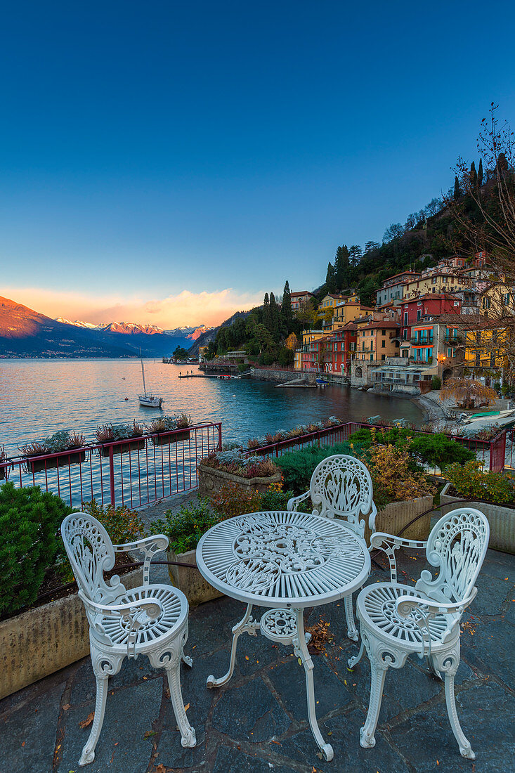 Dorf von Varenna bei Sonnenaufgang, Comer See, Lombardei, Italien, Europa