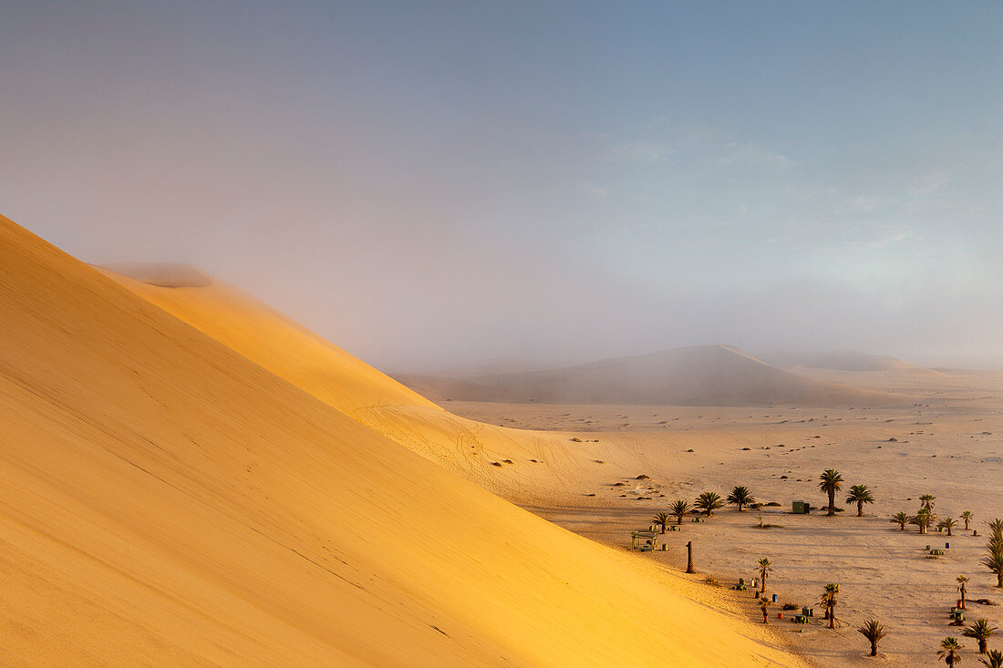 Dünen in Nebel von Walvis Bay, Namibia, Afrika umgibt