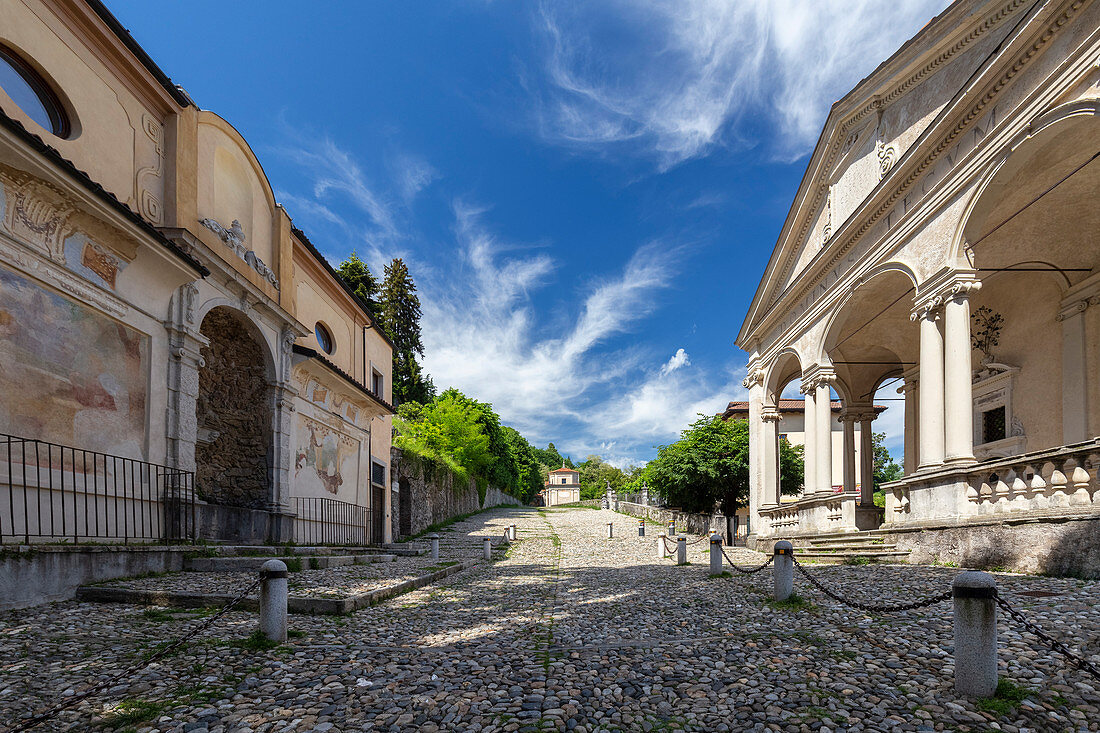 Blick auf die Kapelle und den heiligen Weg des Sacro Monte di Varese, UNESCO-Weltkulturerbe, Sacro Monte di Varese, Varese, Lombardei, Italien