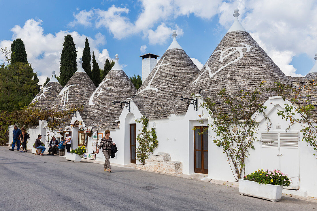 Typische Trulli-Hütten und Gassen in Alberobello, Provinz Bari, Apulien, Italien, Europa