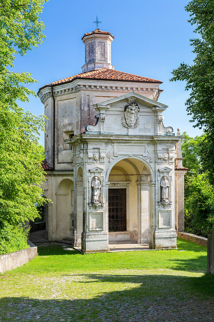Blick auf die Kapelle und den heiligen Weg des Sacro Monte di Varese, UNESCO-Weltkulturerbe, Sacro Monte di Varese, Varese, Lombardei, Italien