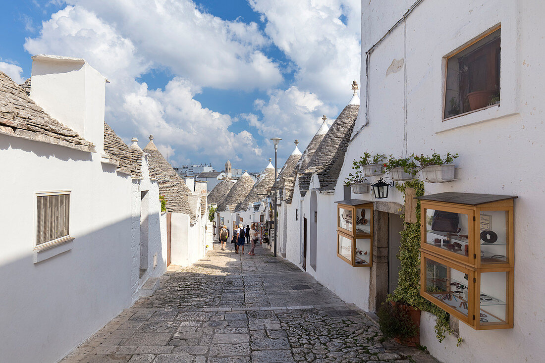 Typische Trulli-Hütten und Gassen in Alberobello, Provinz Bari, Apulien, Italien, Europa