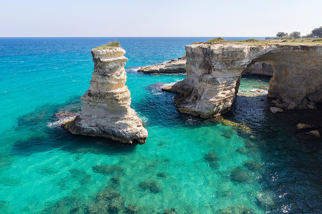 Die Faraglioni von Torre Sant Andrea, Melendugno, Provinz Lecce, Salento, Apulien, Italien