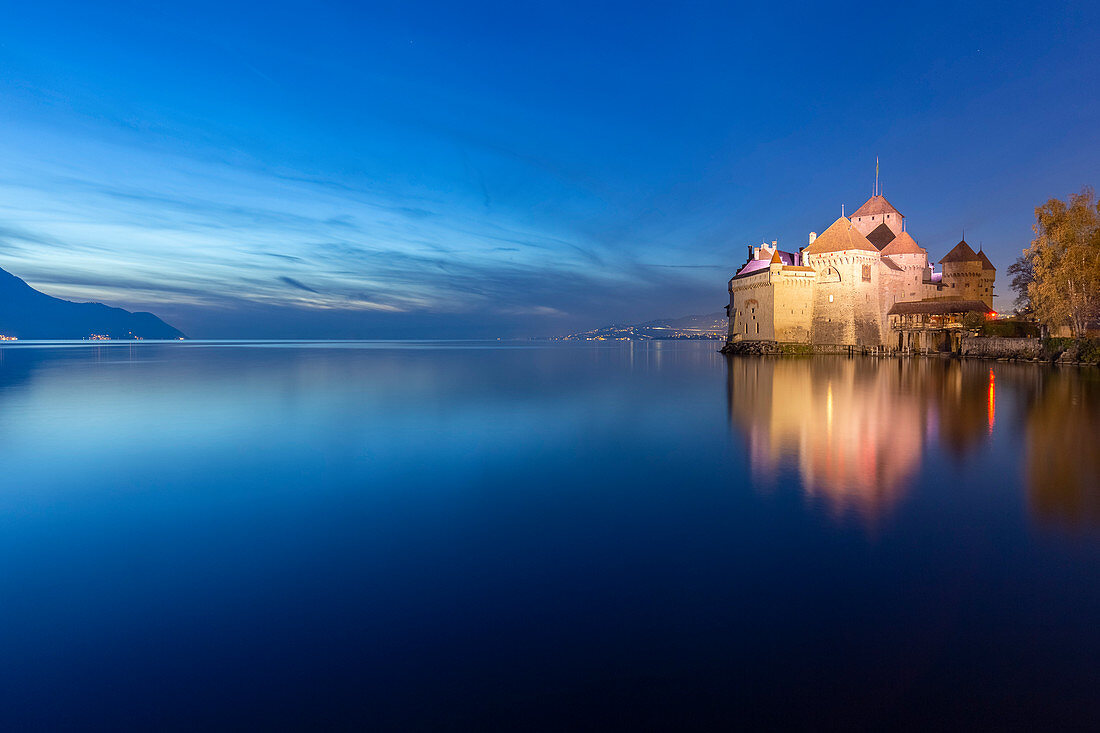 Blick auf das Schloss Chillon am Genfersee zur Blauen Stunde, Veytaux, Montreux, Kanton Waadt, Schweiz