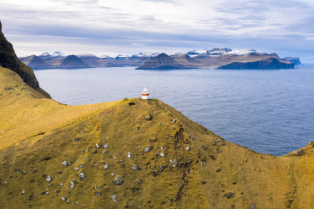 Luftaufnahme des Leuchtturms von Kallur (Insel Kalsoy, Färöer, Dänemark)