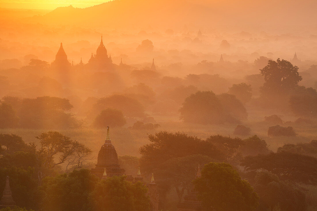 Sonnenaufgang in Bagan, Myanmar, Südostasien