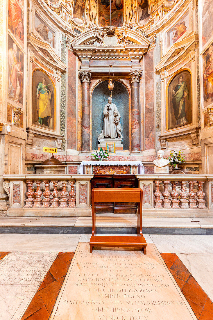 Eine der Kapellen der Kirche des Heiligen Geistes , Rom, Italien, Europa