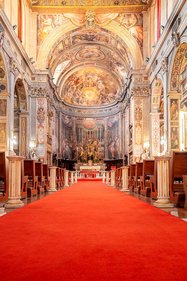 Ansicht des Mittelschiffs der Kirche des Heiligen Geistes , Rom, Italien, Europa
