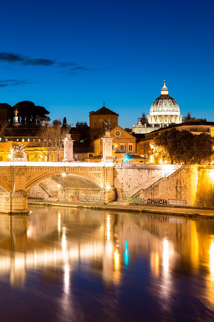 Rom in der Abenddämmerung mit Blick auf die Kuppel des Petersdoms, den achteckigen Turm der Kirche des Heiligen Geistes, Italien, Europa