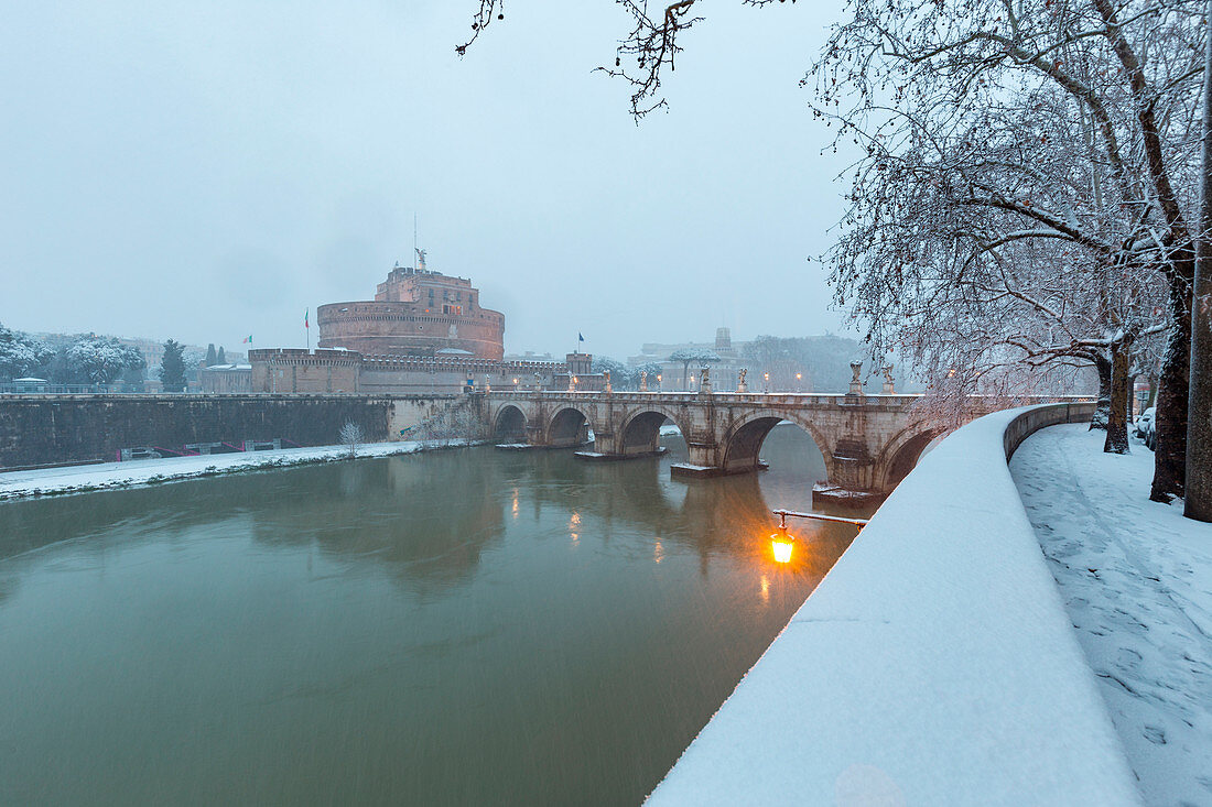 Castel S. Angelo und Ponte S. Angelo während der großen Schneefälle von Rom 2018 Europa, Italien, Latium, Provinz Rom, Rom