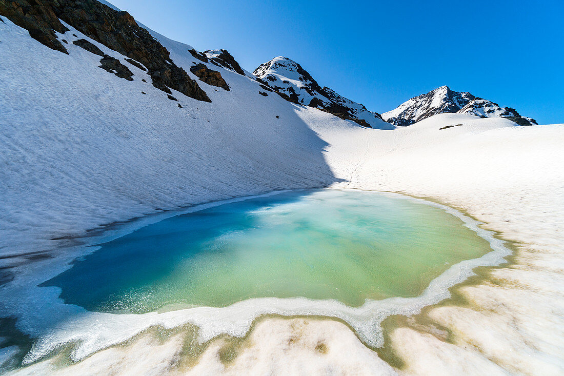 Ein Bergsee unter der Spitze von Sforzellina. Santa Caterina Valfurva, Gavia Pass, Lombardei, Italien