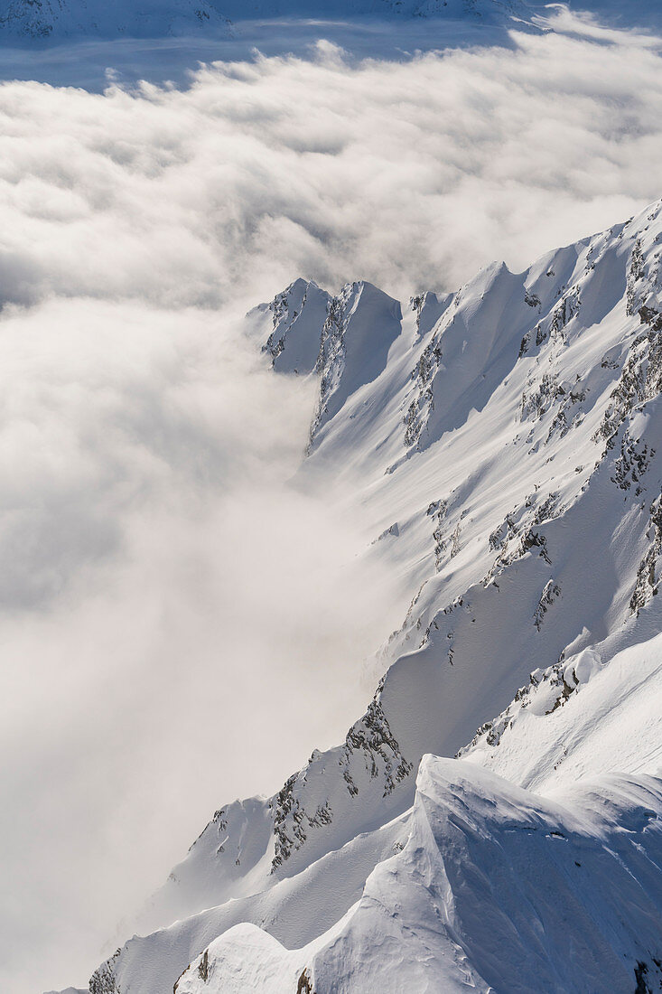 Wolken und Bergrücken vom Feluma-Gipfel. Valgrisenche, Arvier, Aostatal, Italien