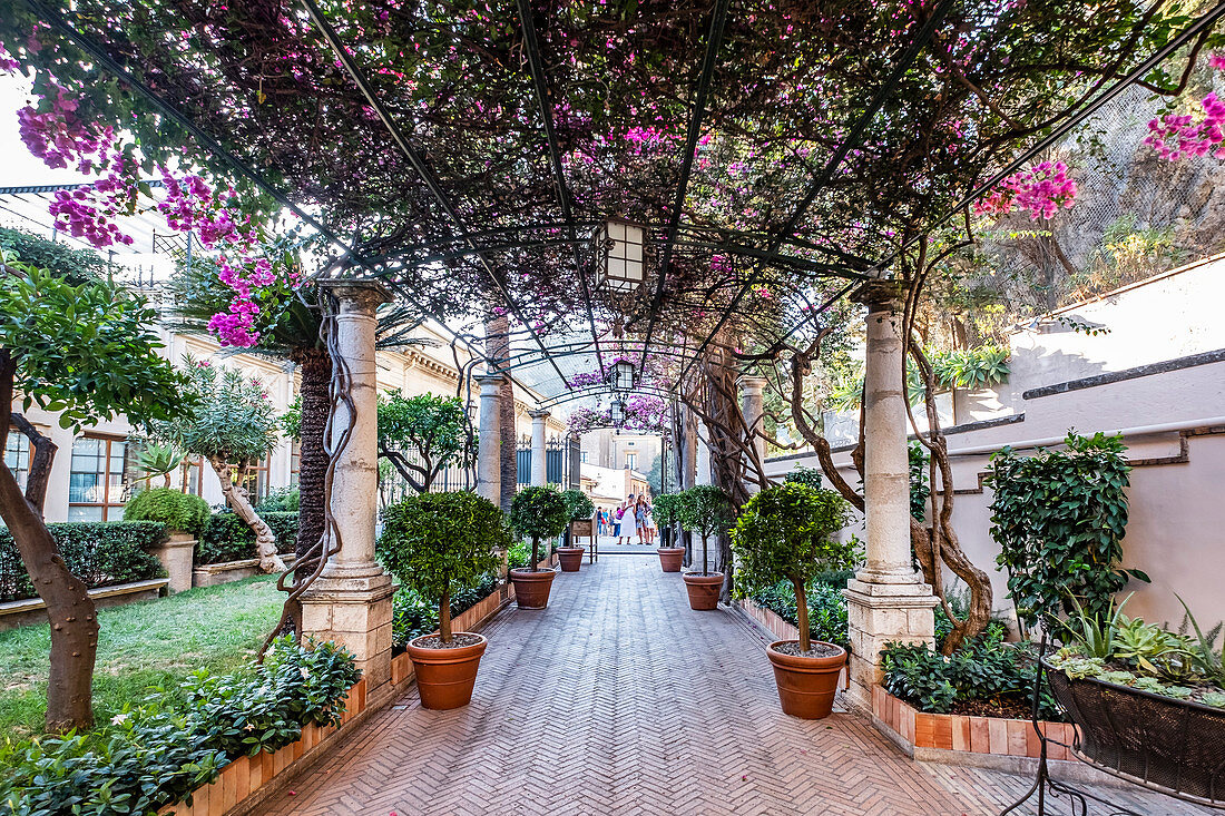Eingang vom Grand Hotel Timeo in Taormina, Sizilien, Süditalien, Italien