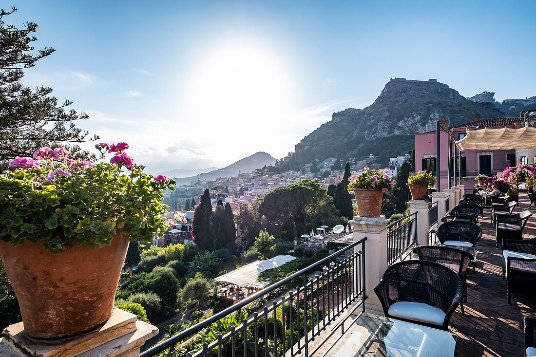 Blick von der Terrasse des Grand Hotel Timeo auf den Ätna und Taormina, Sizilien, Süditalien, Italien