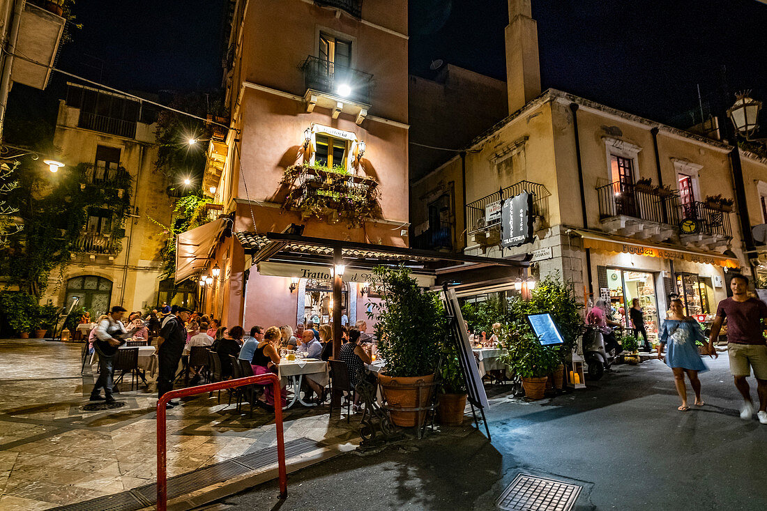 Old town and shoppingstreets of Taormina at night, Sicily, South Italy, Italy