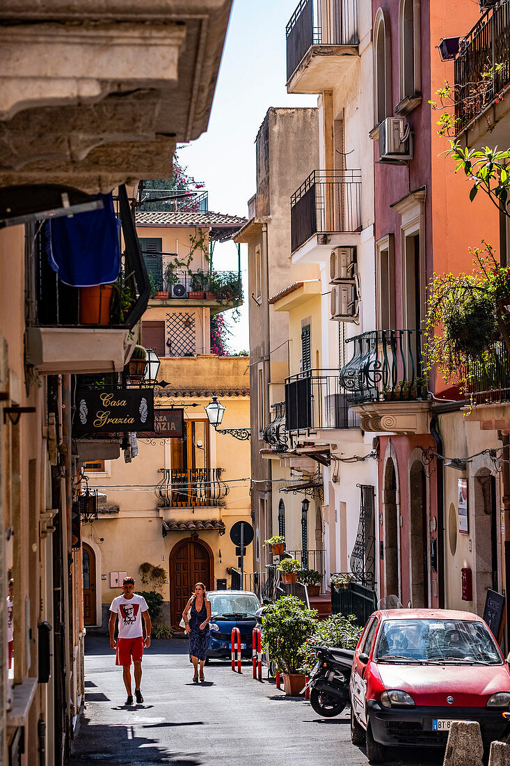 Typische Häuser in der Altstadt von Taormina, Sizilien, Süditalien, Italien