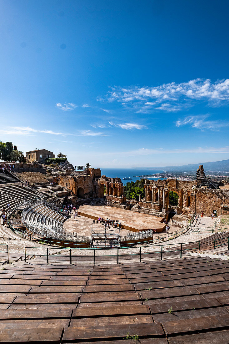 Blick auf das Teatro Antico di Taormina mit Blick auf das Taormina, Sizilien, Süditalien, Italien