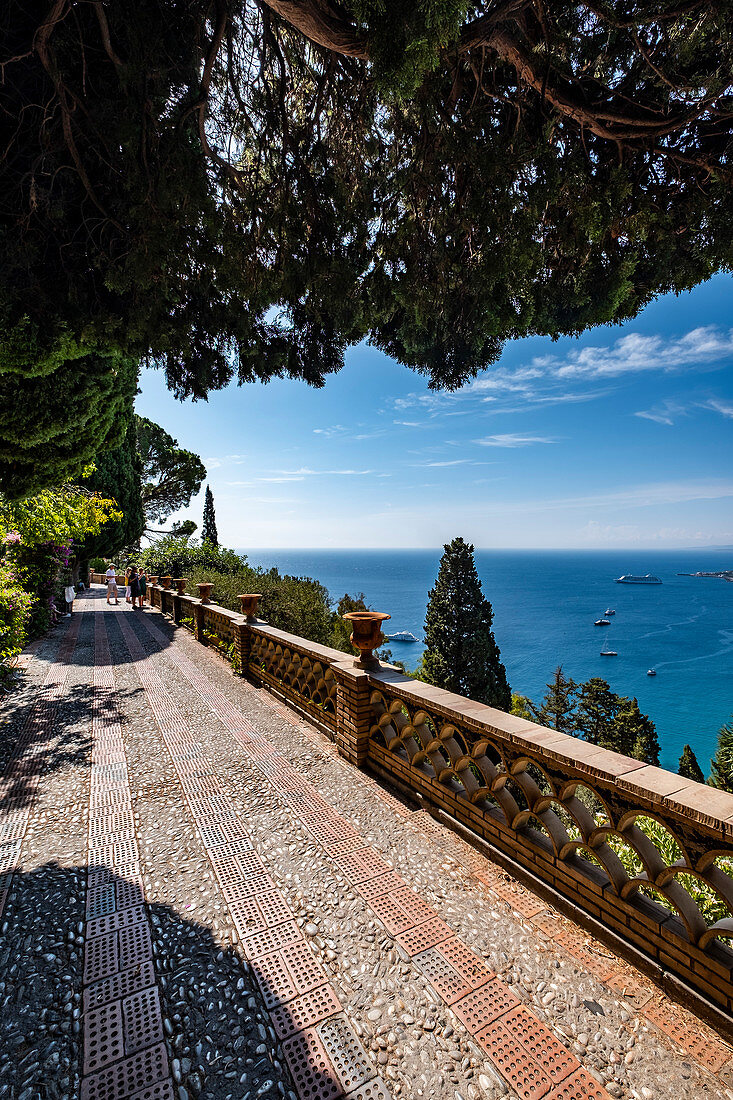Römischer Garten mit Blick auf das Meer in Taormina, Sizilien, Süditalien, Italien