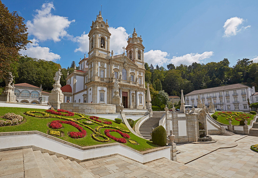 Treppe und Wallfahrtskirche Bom Jesus do Monte östlich von Braga, Distrikt Braga, Portugal, Europa