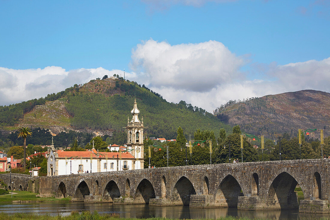 Ponte de Lima, Römerbrücke über den Rio Lima und Kirche Santo António, Distrikt Viana do Castelo, Portugal, Europa