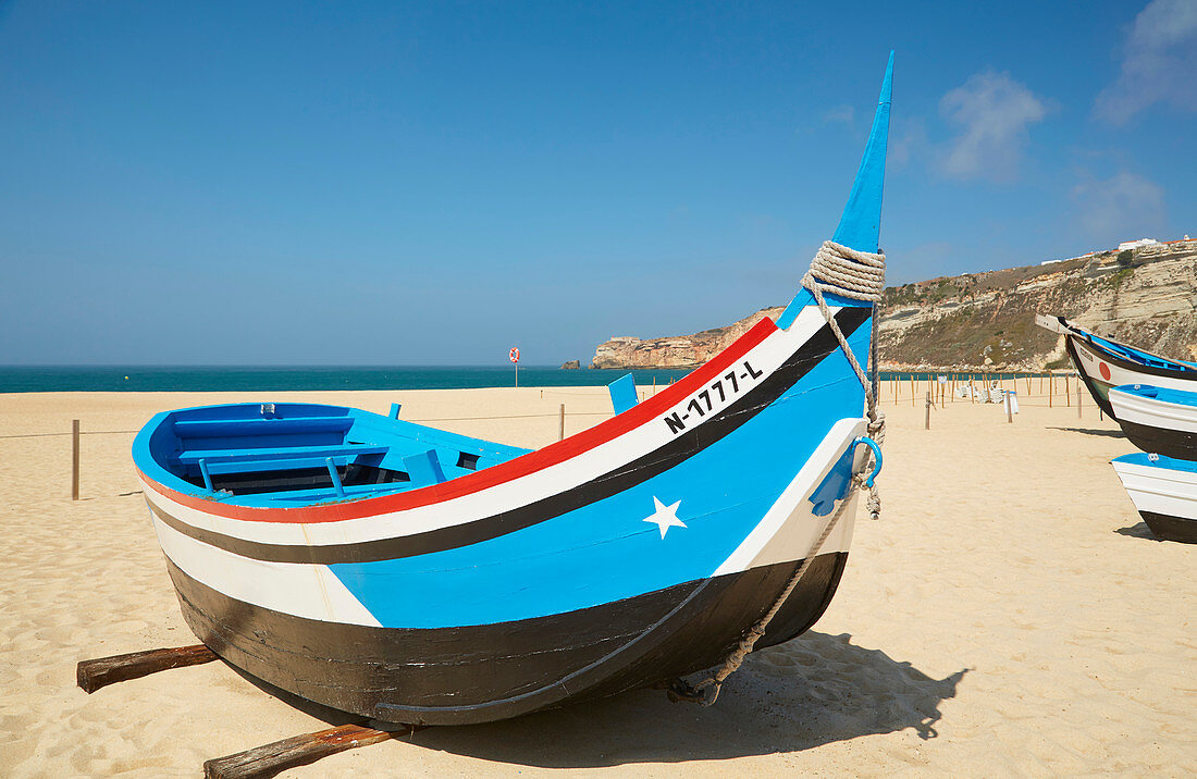 Ehemalige Fischerboote am Strand von Nazaré, Distrikt Leiria, Portugal, Europa