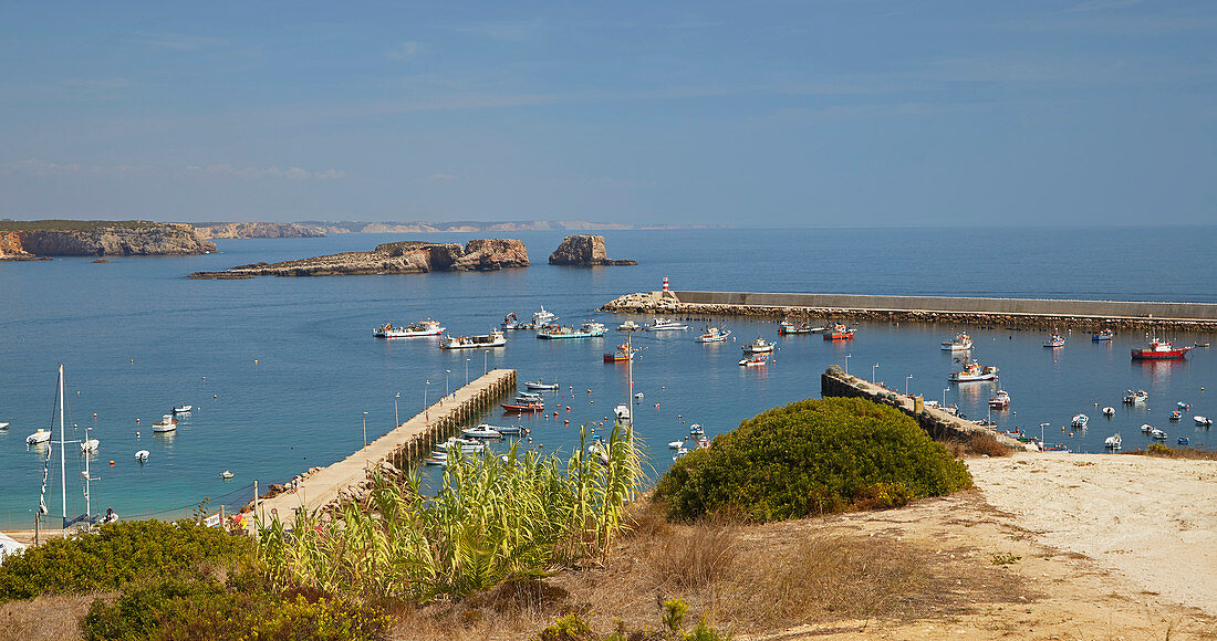 Boote im Hafen von Sagres, Distrikt Faro, Algarve, Portugal, Europa