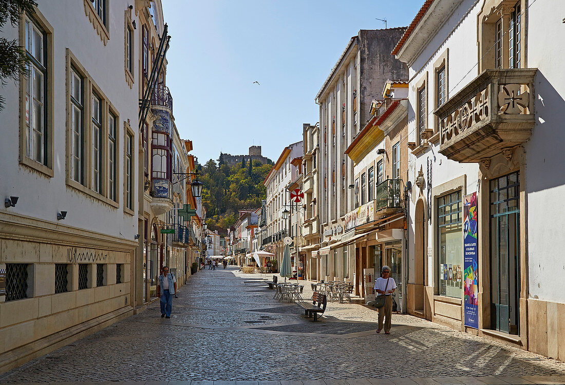 Blick in die Straße Rua Serpa Pinto, Im Hintergrund die Tempelritterburg (Unesco Weltkulturerbe), Tomar, Unesco Weltkulturerbe, Distrikt Santarém, Estremadura, Portugal, Europa