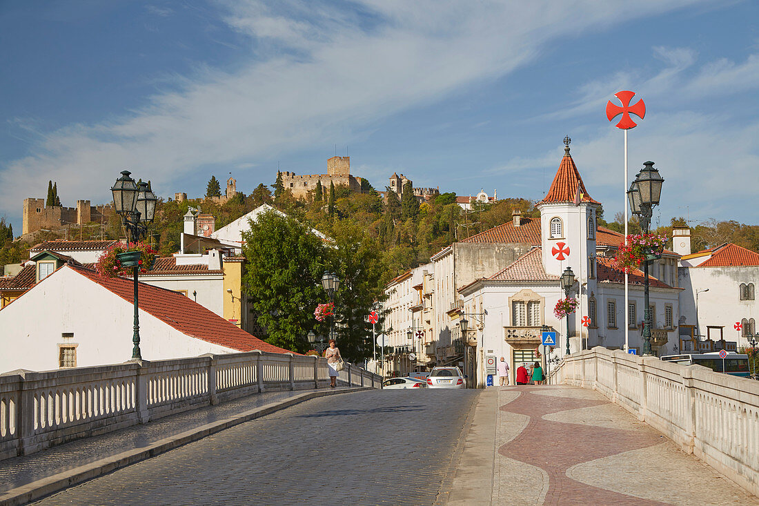 Brücke über den Fluß Nabao auf die Altstadt von Tomar, Im Hintergrund die Tempelritterburg (Unesco Weltkulturerbe), Distrikt Santarém, Estremadura, Portugal, Europa