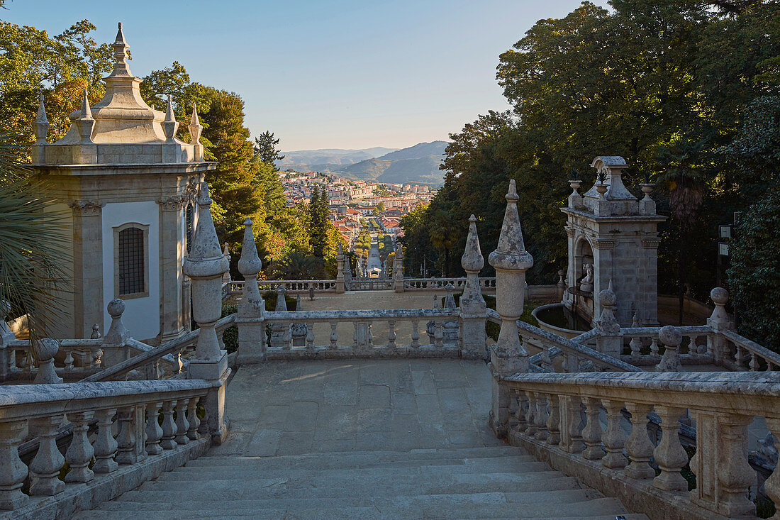 Blick von Nossa Senhora dos Remédios nach Lamego, Doppeltreppe, Wallfahrtskirche, Distrikt Viseu, Douro, Portugal, Europa